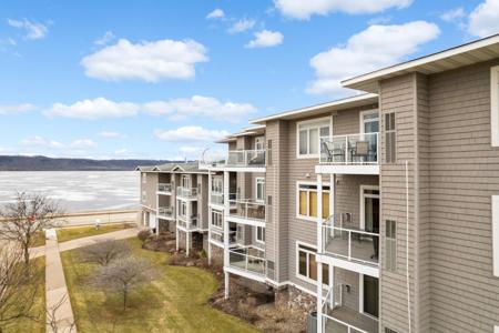 1215 Lakeshore
