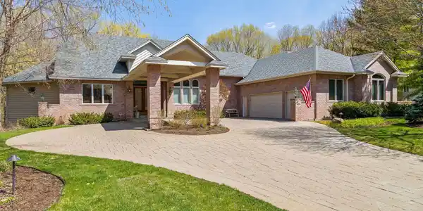 4395 Trillium Lane W