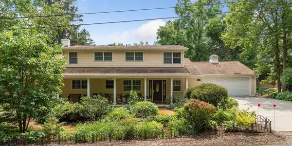 1205 Dickenson