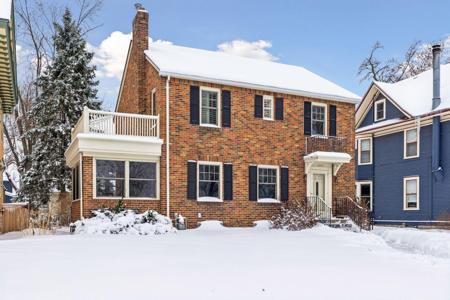 1197 Como Boulevard W