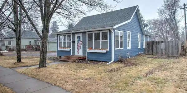 212 Forest Avenue W
