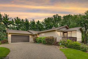 395 Lakeside Drive S