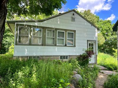 2438 Hemlock Lane N