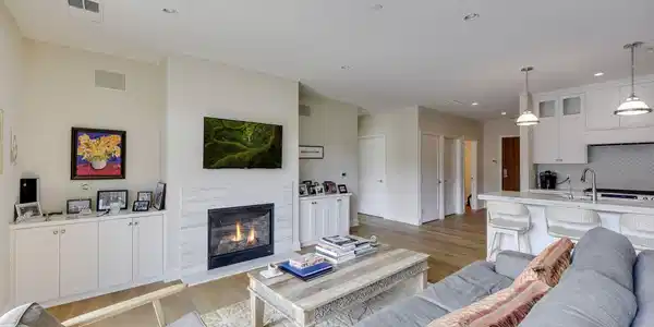 875 Lake N