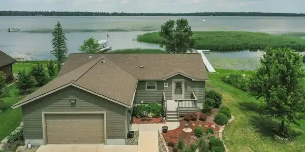 5042 White Gables