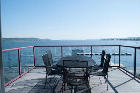 1702 Lakeshore