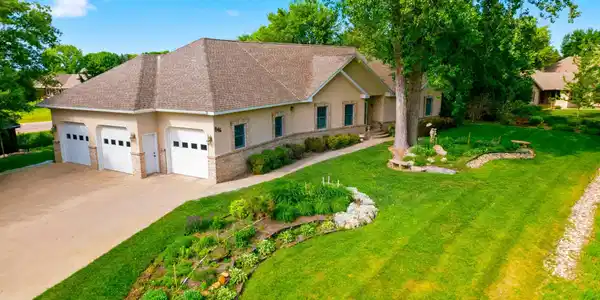 1146 Pleasure Drive W