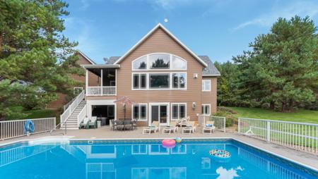 3191 Crestwood Drive NE