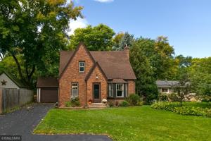 2705 Medicine Lake