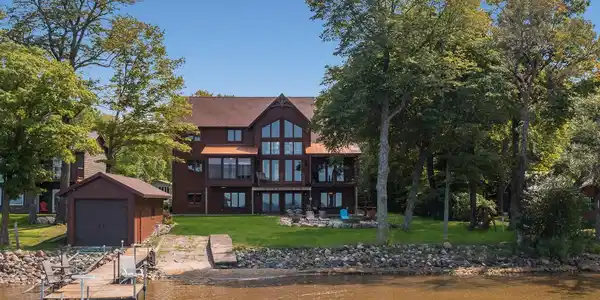 2115 Lake Shore