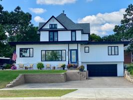922 Lakeshore