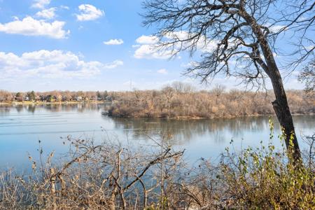1701 Medicine Lake
