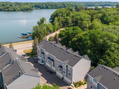 1555 Wayzata
