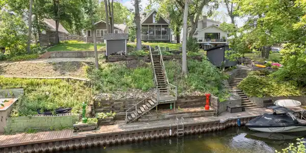 3025 Lake Shore