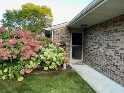 1930 Kingsview Lane N