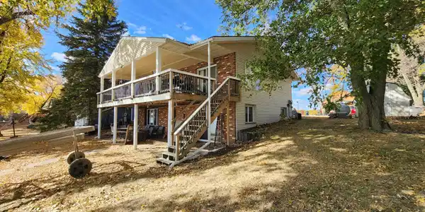 8 Edgewater Road