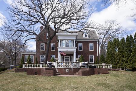 2774 W Lake Of The Isles Parkway