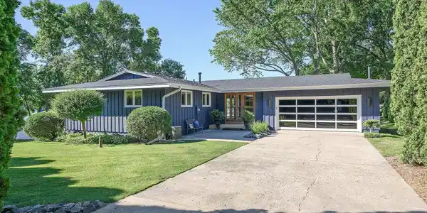 4445 Forest Lake