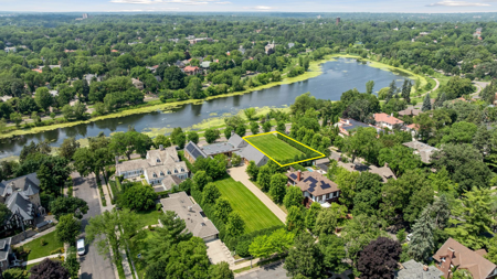 2501 E Lake Of The Isles Parkway