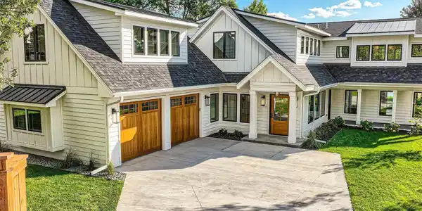 3865 Shoreline Drive