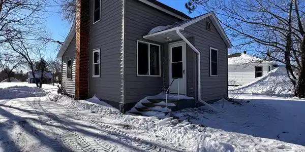 207 Leslie Avenue E