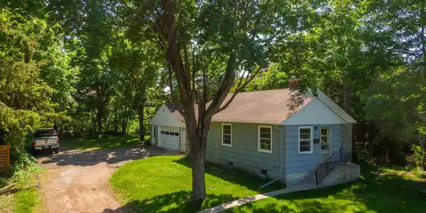 720 Wayzata Boulevard E