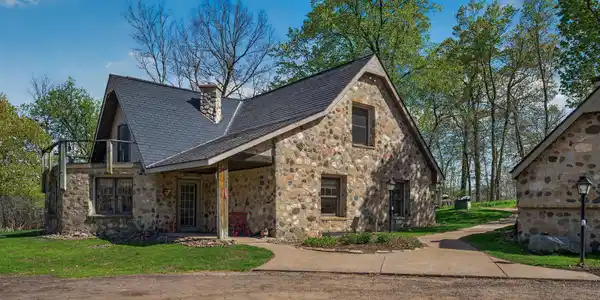9340 North Shore Trail