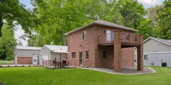 501 Lakeshore Boulevard W