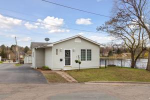 923 Maple Street W