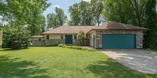 900 Lakeview Road
