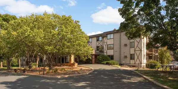 1304 W Medicine Lake Drive