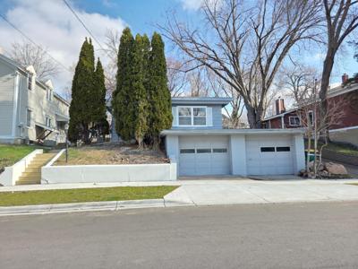 712 Maple Street W