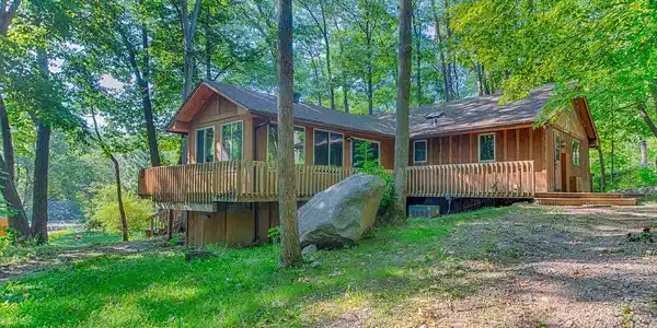 6199 Peterdale