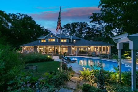1005 Old Long Lake