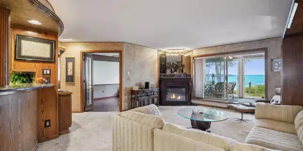 4379 Wilshire