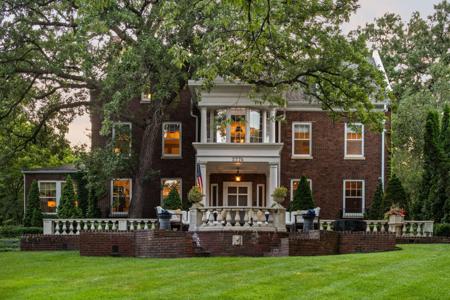 2774 W Lake Of The Isles Parkway