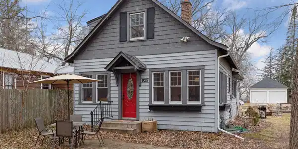 929 Mahtomedi