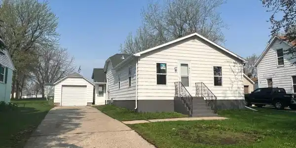 809 Pershing