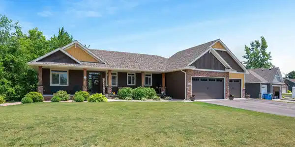 563 Elins Lake SE