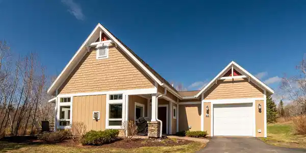 596 Larsmont