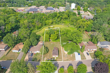 708 Pine Tree Trail