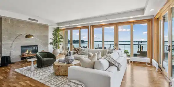 4100 Shoreline Drive