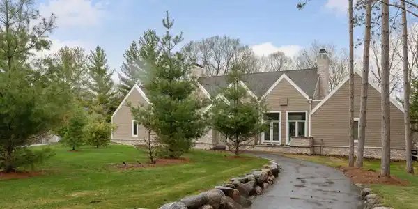 4385 Trillium Lane W