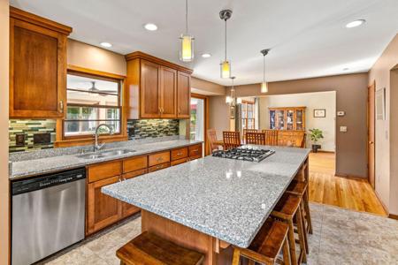 2916 Silver Lake Court NE