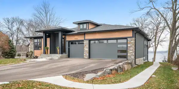 1751 Shoreline