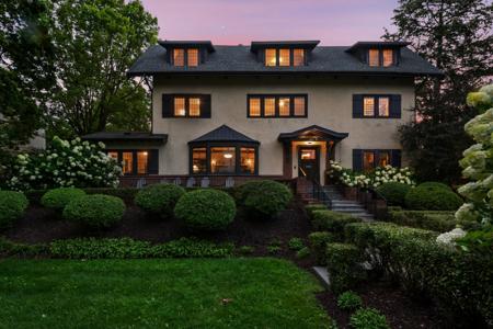 2204 W Lake Of The Isles Parkway