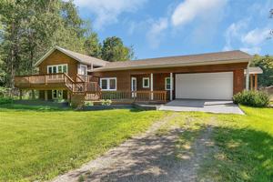 8290 Gladstone Lake