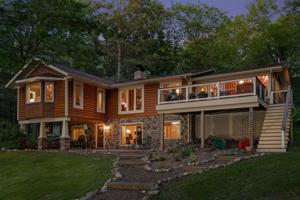 708 Hunter Lake NE