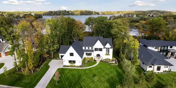 3722 Woodland Cove
