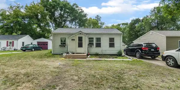1313 Lakeland NE